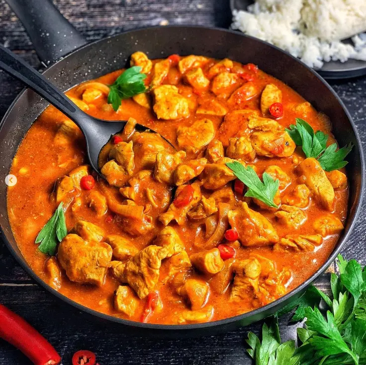 Kruchy i soczysty kurczak w pikantnym sosie curry